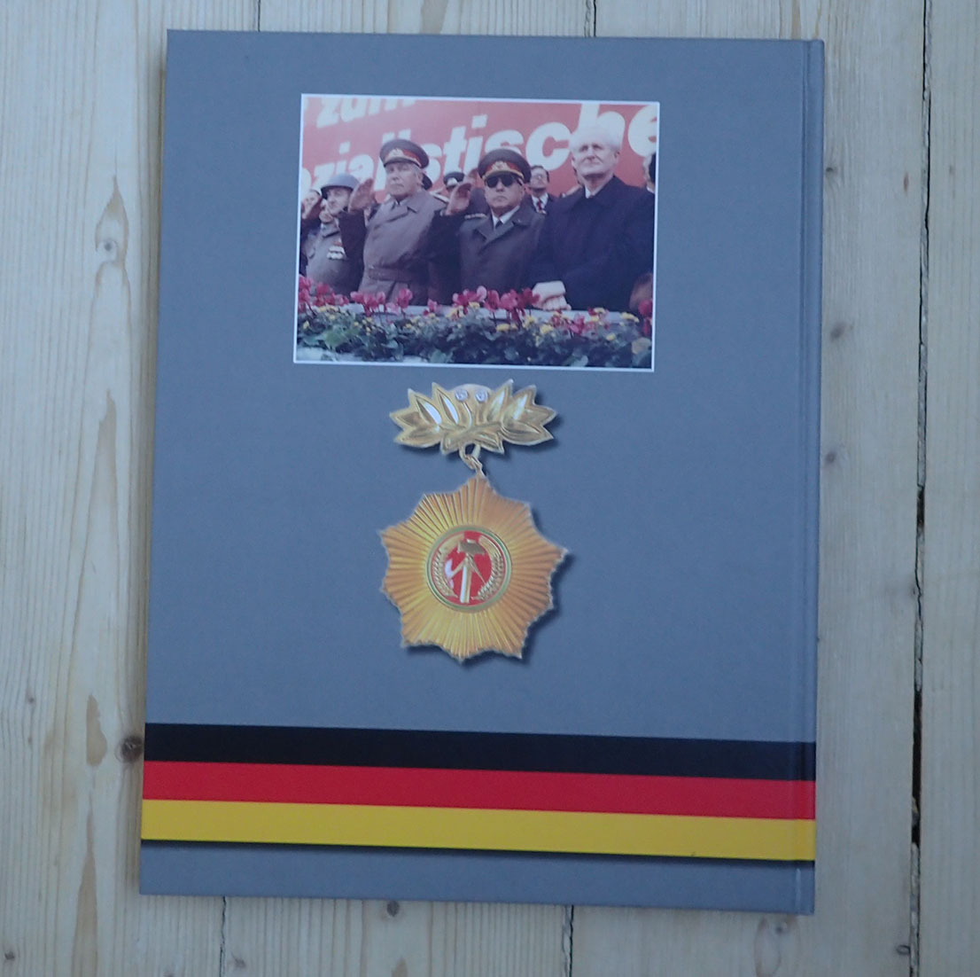 Sven A.G Kjellström. DDR - bok om Øst-tyske medaljer, merker, diplomer, medlembøker, ID-kort etc. (2011). - Bilde 2