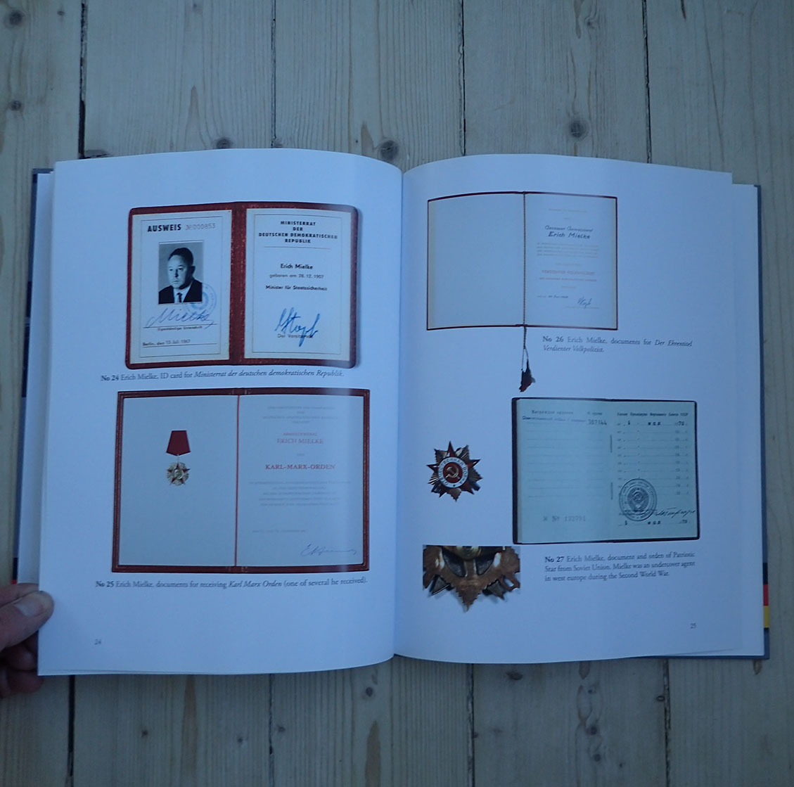 Sven A.G Kjellström. DDR - bok om Øst-tyske medaljer, merker, diplomer, medlembøker, ID-kort etc. (2011). - Bilde 5