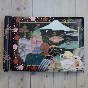 ENGLAND. Fotoalbum tilhørende artilleri-Major G.D. Hinde som tjenestegjorde i Korea krigen.