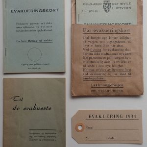 2 evakueringskort i folder, navnelapp til koffert og hefte. (1944).