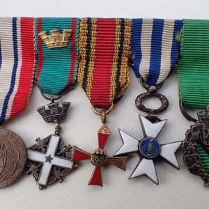 Miniatyrgruppe med 5 medaljer.