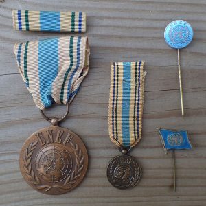 UNEF medaljen med båndspenne og miniatyr + 2 UNEF nåler.