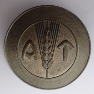 Kvinnelig AT Lagfører halsbrosje.