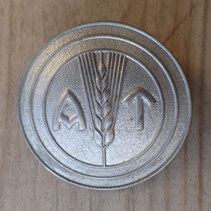 Kvinnelig AT Sveitfører halsbrosje.