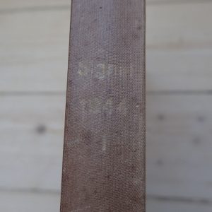 Innbundet 8 blader av «Signal 1944 I». (På norsk).