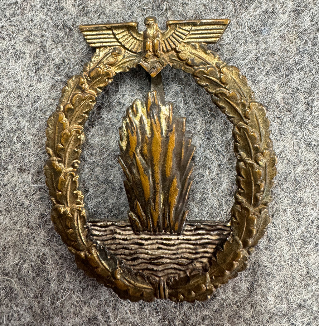 Kriegsmarine Minesøkermerke. (Tidlig Buntmetal). - Bilde 2