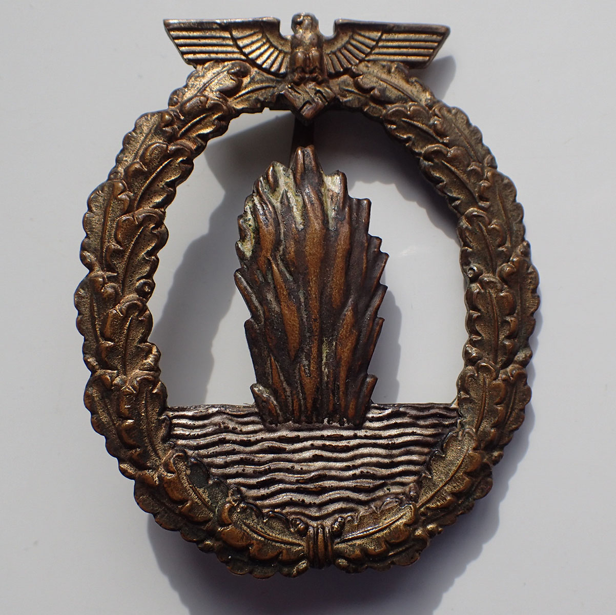 Kriegsmarine Minesøkermerke. (Tidlig Buntmetal). - Bilde 3