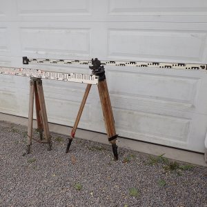 Artillerie måle-sett. (Bestående av 2 måle-linjaler med 2 stativer).