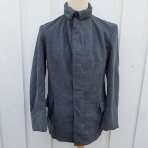 Modell 1934 lett våpenjakke. (I stor størrelse og i strøken stand).