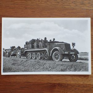 8 tonns beltekjøretøy med stor kanon på slep Wehrmacht postkort. 01.4.43. (7. Rf. Battr. 6. abt. Ausb. Abt. 65 (mot).