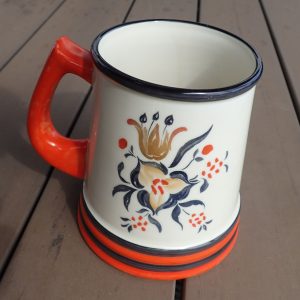 Norsk Porsgrunn krus. (Signert av Nora Gulbrandsen).