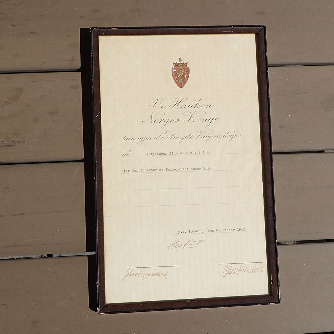 DIPLOM TIL KRIGSMEDALJEN tildelt Skipsfører Sigmund Frette (Krigshelt som også fikk St.Olavsmedaljen med ekegren). London, den 9. oktober 1942. - Bilde 2