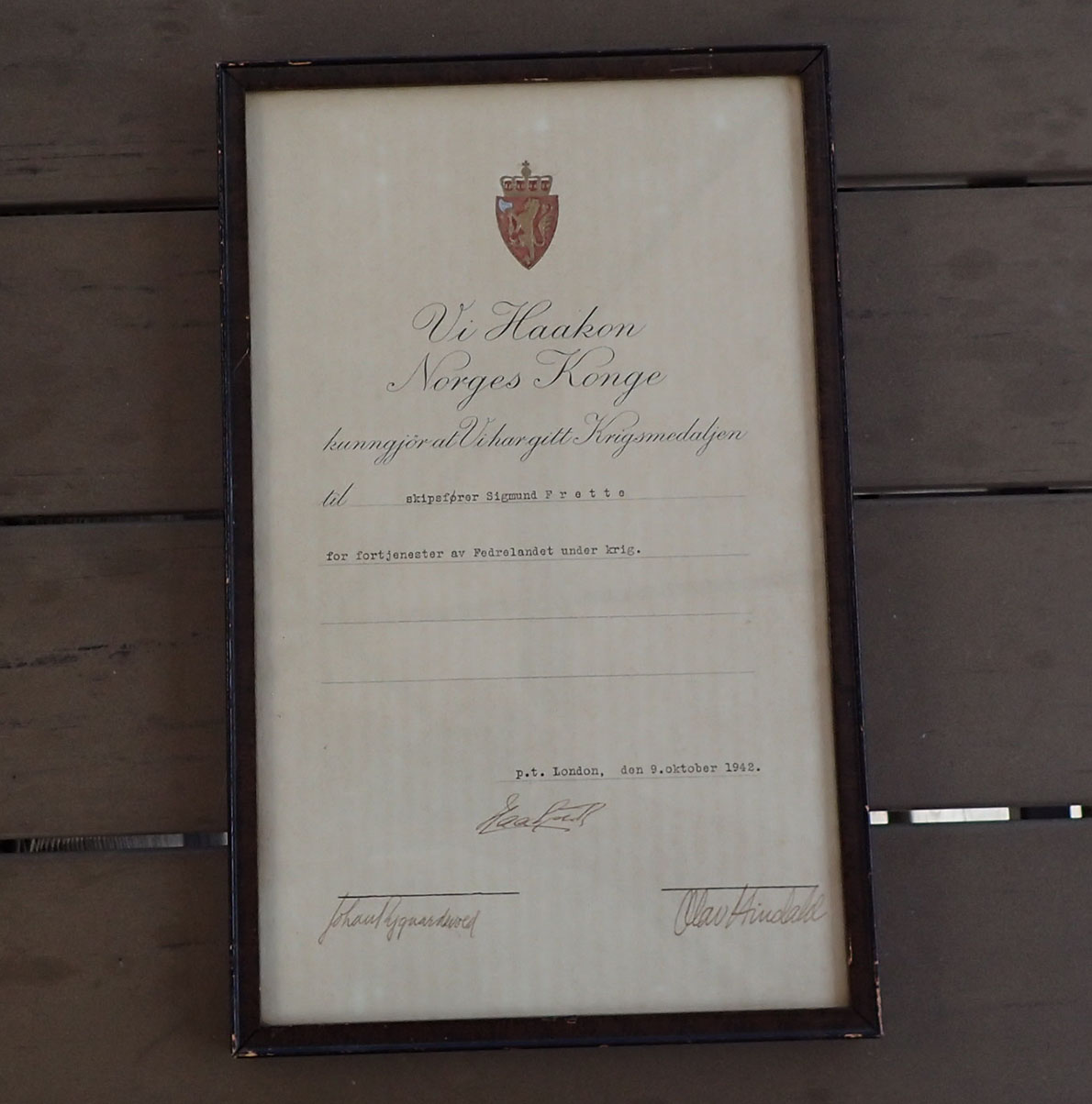 DIPLOM TIL KRIGSMEDALJEN tildelt Skipsfører Sigmund Frette (Krigshelt som også fikk St.Olavsmedaljen med ekegren). London, den 9. oktober 1942.