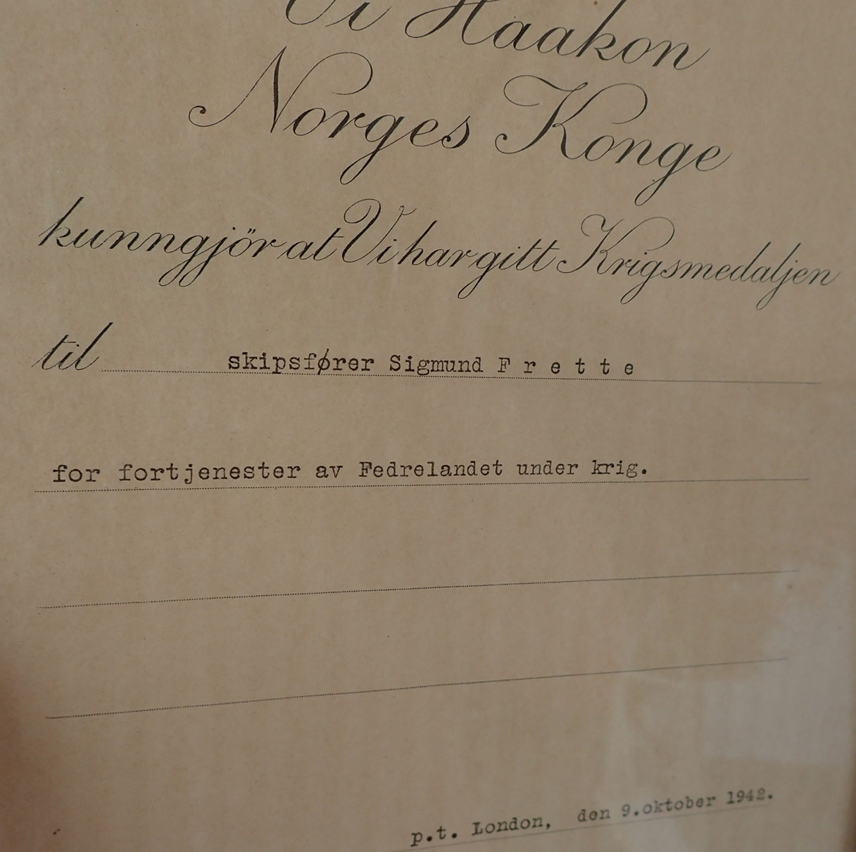 DIPLOM TIL KRIGSMEDALJEN tildelt Skipsfører Sigmund Frette (Krigshelt som også fikk St.Olavsmedaljen med ekegren). London, den 9. oktober 1942. - Bilde 4
