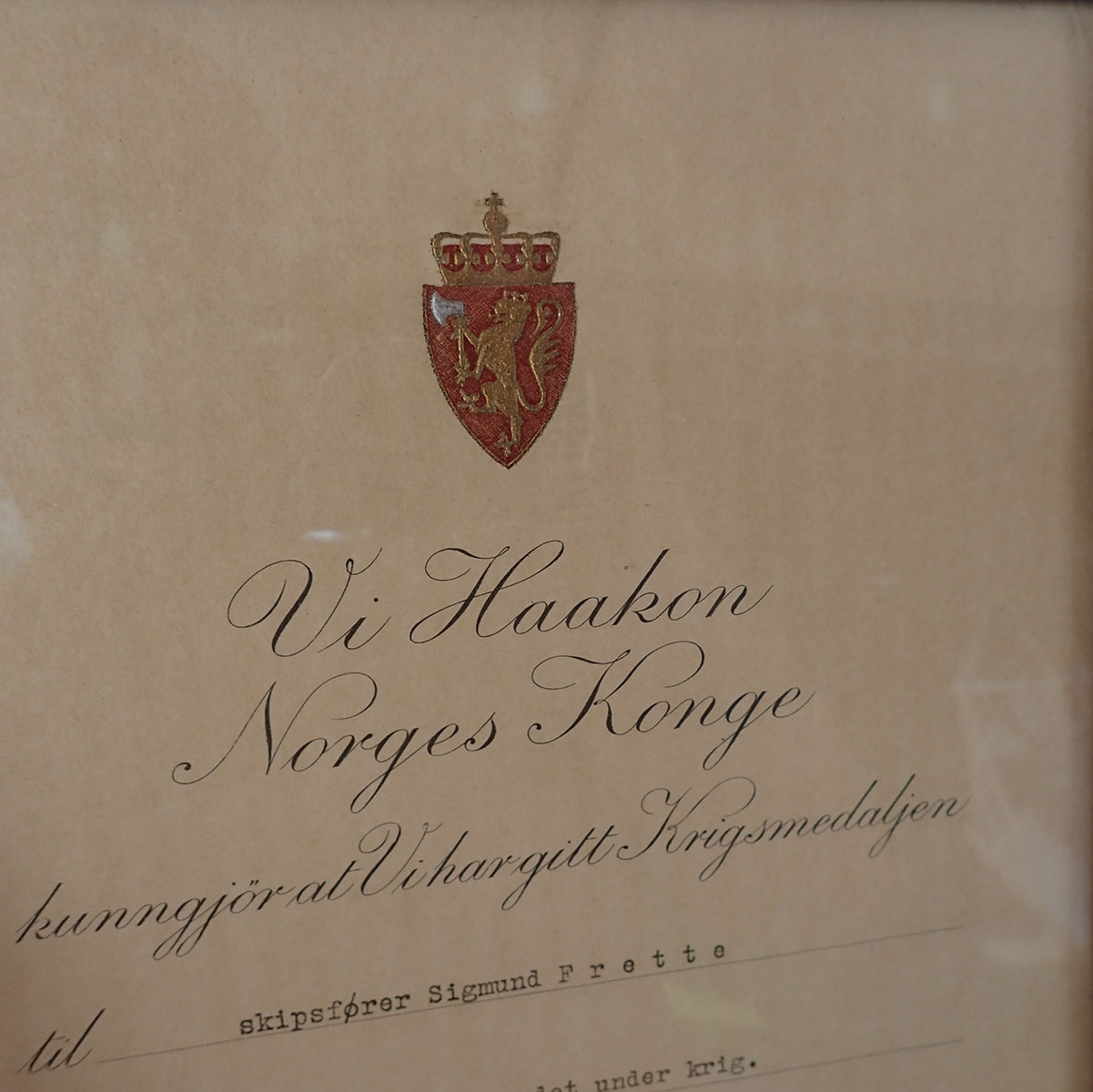 DIPLOM TIL KRIGSMEDALJEN tildelt Skipsfører Sigmund Frette (Krigshelt som også fikk St.Olavsmedaljen med ekegren). London, den 9. oktober 1942. - Bilde 3