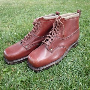 ENGLAND. Militære sko fra krigen. (Stemplet med produsenten).