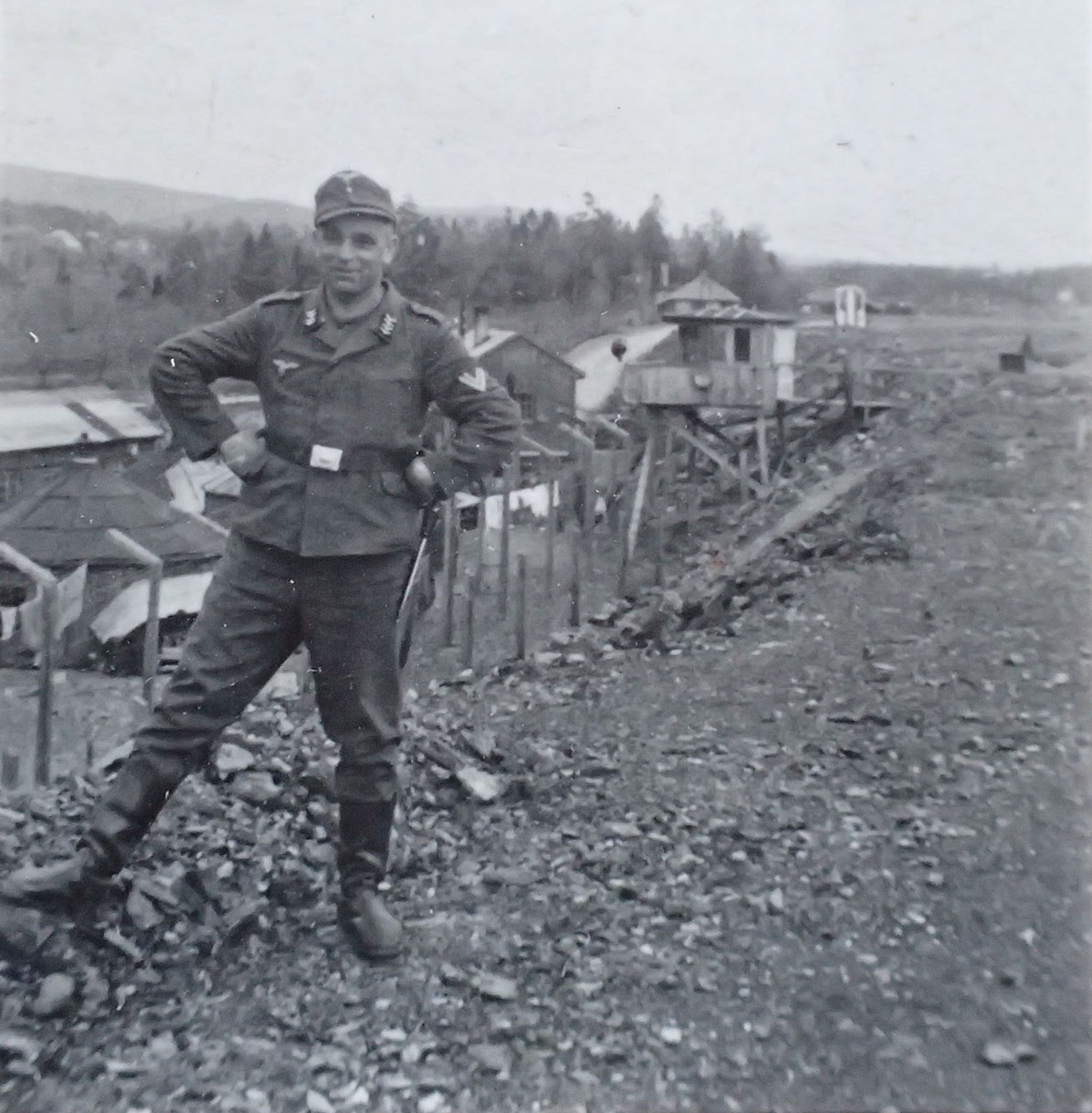 UNIK fange-samling tilhørende Paul Inge Østigård. - Kjempet mot tyskerne april 1940, illegale våpen, Grini - klarte nesten å rømme, Fornebu fangeleir så hjemmefronten. - Bilde 9