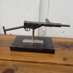 Miniatyr utgave av Sten-Gun på sokkel, laget til Milorg. (Gravert 1945  FRIHETSVÅBNET  H7).