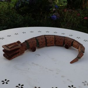 Russer fangearbeide i tre. Krokodille. (Fra Austrått fangeleir).