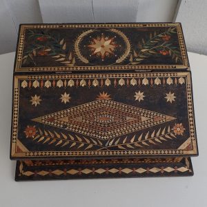 Russer fangearbeide i tre. Skrivestell. (Ekstremt godt arbeide!!!).