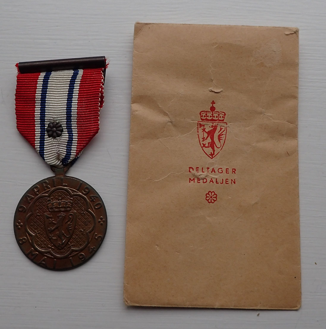 Deltagermedaljen 1940-1945 med rosett i papirpose. - Bilde 2