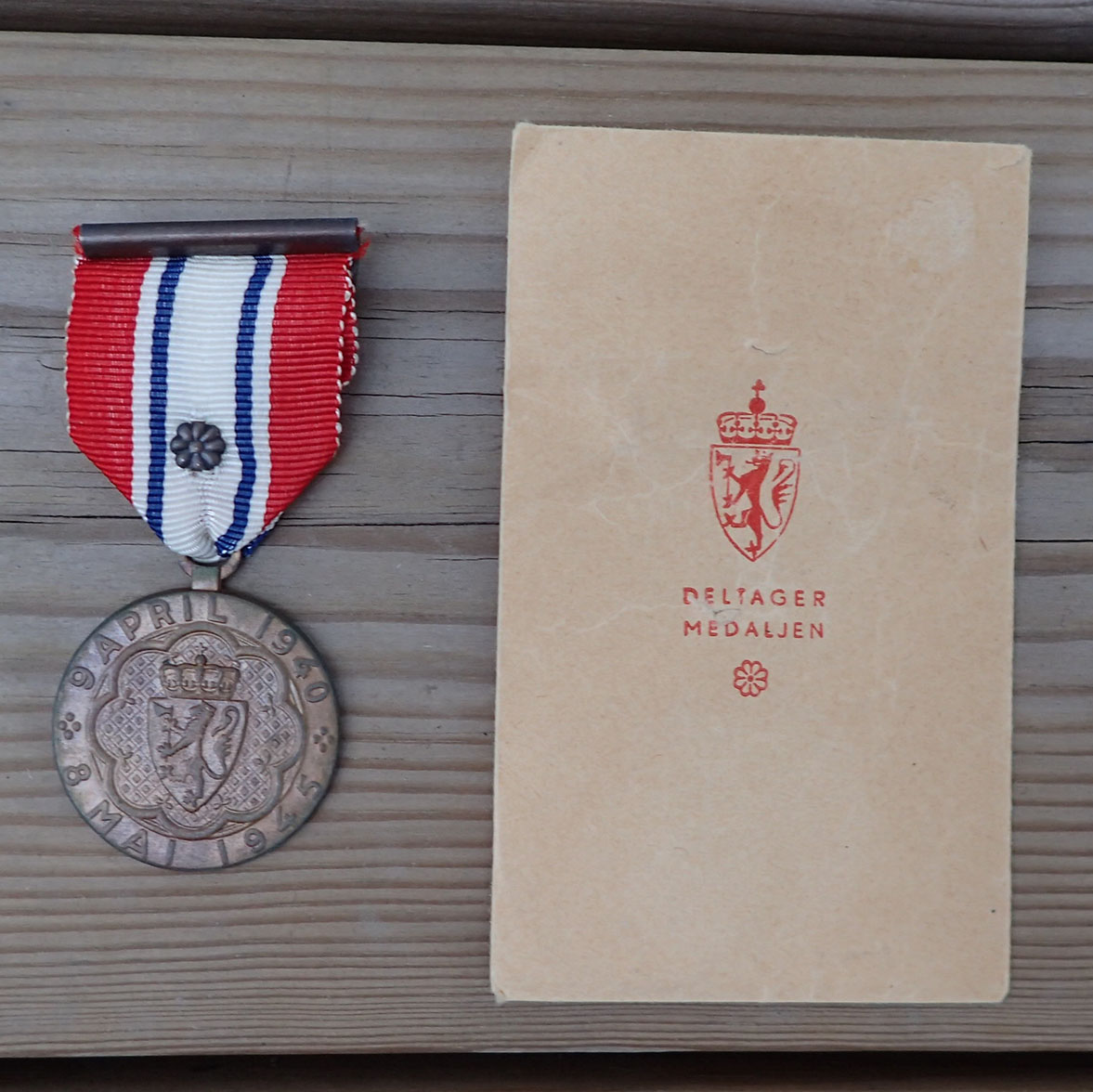 Deltagermedaljen 1940-1945 med rosett i papirpose.