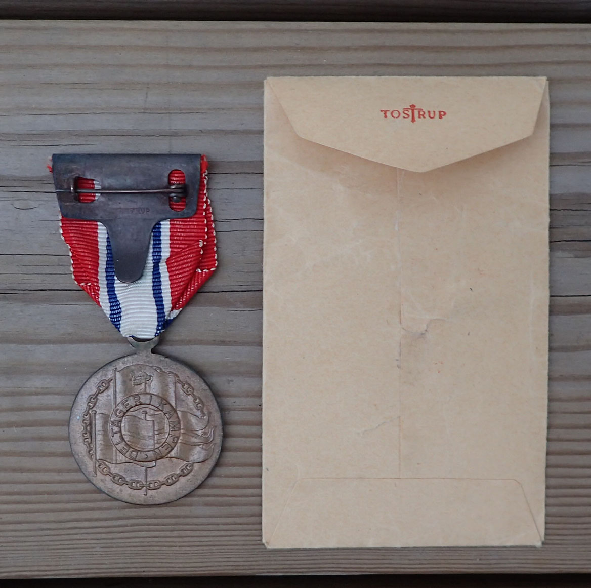 Deltagermedaljen 1940-1945 med rosett i papirpose. - Bilde 3