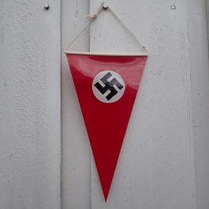 Hakekors vimpel i celeloid. (Tilhørt en norsk frontkjemper).