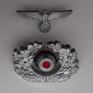 Wehrmacht ekeløvskrans med kokarde + lueørn. D.R.G.M. Matsjende sett. (Karl Halfar. Berlin).