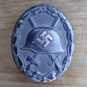 Såret merke i sort. (Jern).