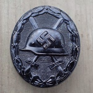 Såret merke i sort. (Jern).