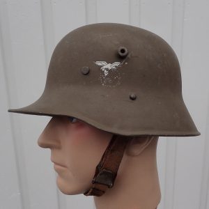 Modell 1920 Tsjekkisk hjelm. Kjøpt inn av det norske forsvaret i 1929. (Denne hjelmen har vært brukt av NS Politiet i Trondheim).