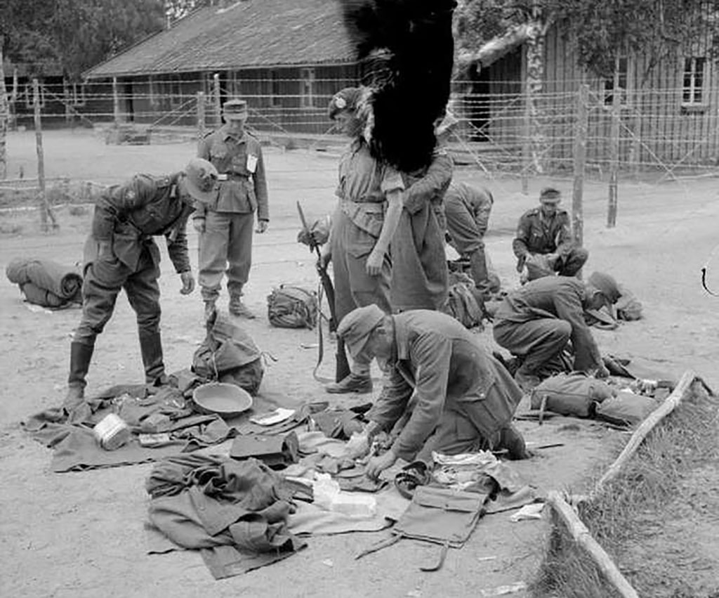 Kystartilleri offiser båtlue. (Brukt ved minerydding i Oslo i 1945). - Bilde 19