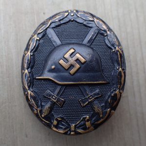 Såret merke i sort. (Messing).