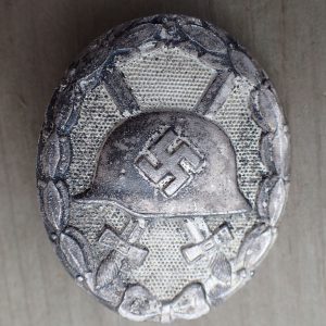 Såret merke i sølv. (100).