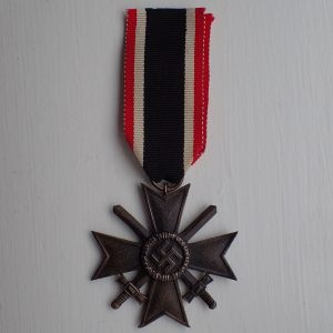 Krigsfortjenestekorset 2 klasse med sverd.