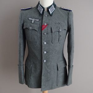 Wehrmacht feltjakke for en oberst i Sanität. (Uniformen ausrüstung Roger Kauert. K.G.).