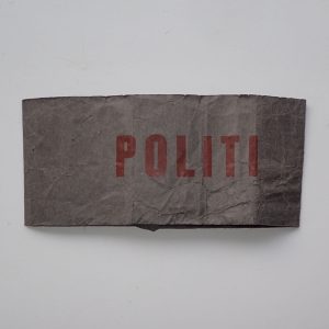 POLITI armbind i papir.
