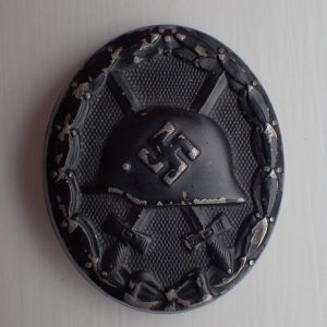 Såret merke i sort. (93).