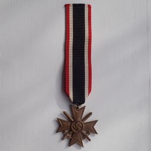 Krigsfortjenestekorset 2 klasse med sverd.
