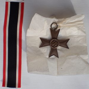 Krigsfortjenestekorset 2 klasse uten sverd i papirpose. (Mint).