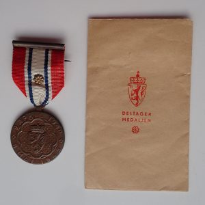 Deltagermedaljen 1940-1945 med rosett i papirpose.