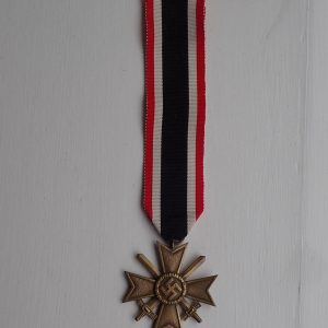 Krigsfortjenestekorset 2 klasse med sverd. (65).