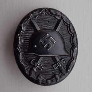 Såret merke i sort. (L/56).