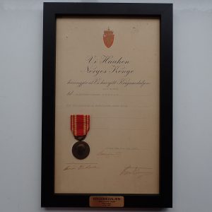 Krigsmedaljen med diplom. (Tilhørt skipsfører Conrad Rustad fra Bærum som falt 13. oktober 1942).