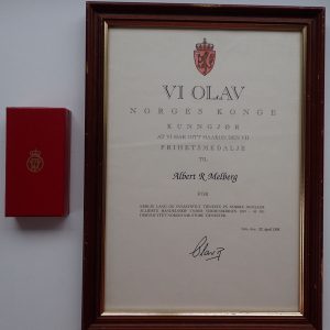 Frihetsmedalje diplom + esken. (Tilhørt krigsseiler Alberg R. Melberg fra Stavanger).