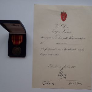 Krigsmedaljen med diplom. (Tilhørt krigsseiler Einar Gustavsen fra Tønsberg).