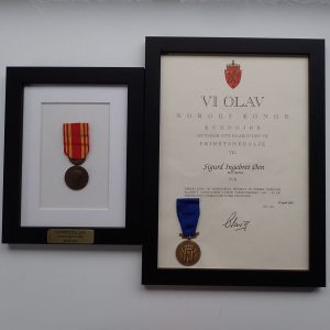 Krigsmedaljen + Frihetsmedaljen med diplom. (Tilhørt krigsseiler Sigurd I. Øen).