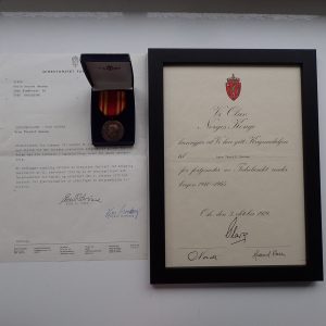Krigsmedaljen med diplom + dokumenter. (Tilhørt krigsseiler Arne Thoralf Hansen fra Oslo).