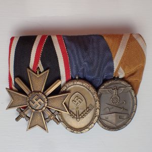 Paradegruppe: Krigsfortjenestekorset med sverd 2 klasse + RAD medaljen i bronse + Deutsches Schutzwall Ehrenzeichen.